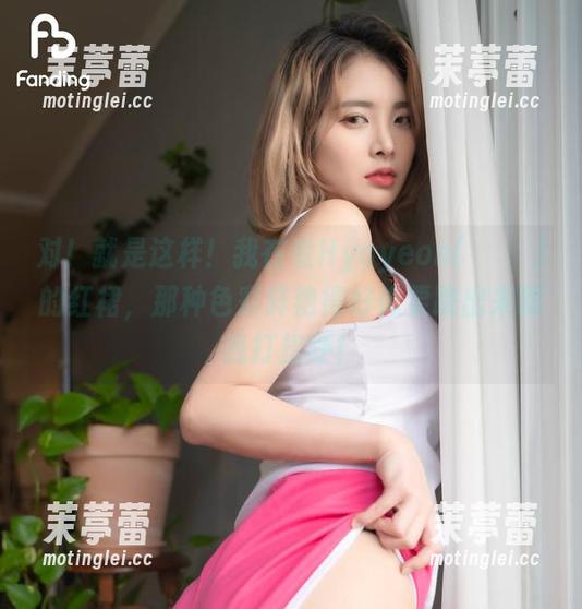 对！就是这样！我在看Hyoyeon(김효연)的红裙，那种色彩鲜艳得好像要跳出来跟我打招呼！