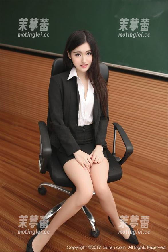 Xiuren秀人网 - 制服写真，唐翩翩又上线了，图集里那种淡淡的暧昧感，似乎在叫我去猜测她的故事。