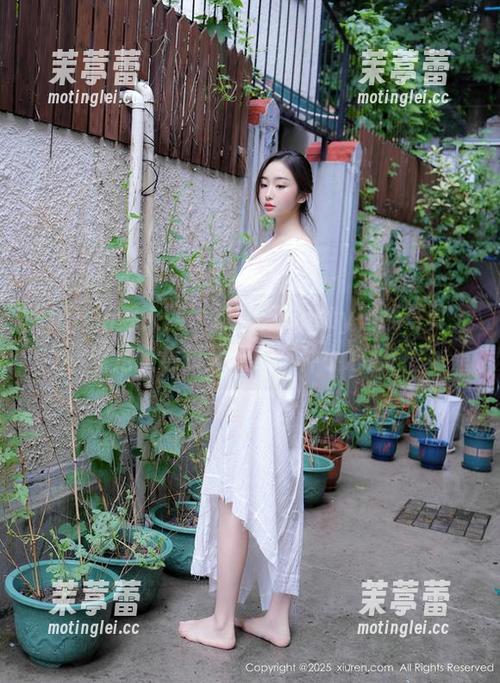 Xiuren秀人网 - 徐莉芝Botty在线写真，裸足随意却又让人有种小心思！