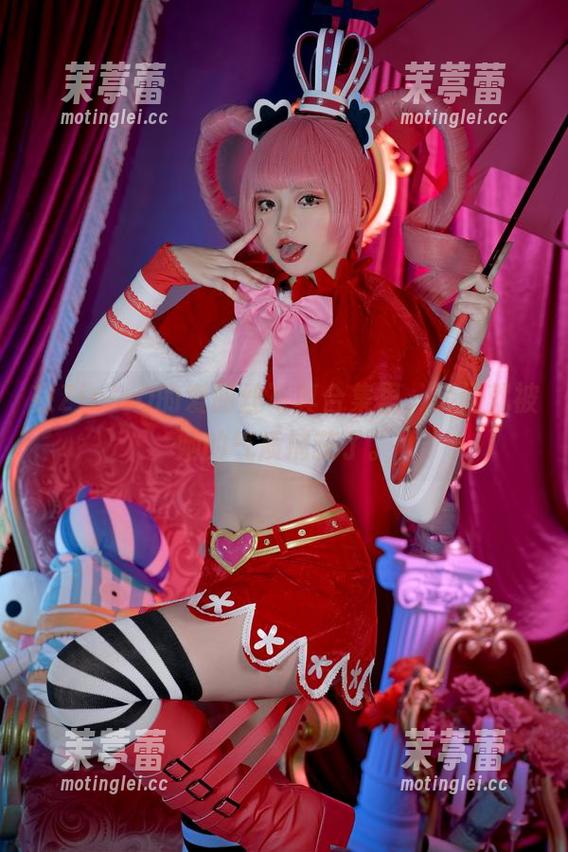 在ZinieQ的爱丽丝写真合集里，瞬间就被她的气质捕获了。