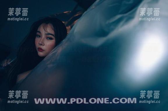 partycat轰趴猫 - 最新的艾小青网袜大片，图片中她的姿态仿佛在邀请你，一场视觉的悸动？