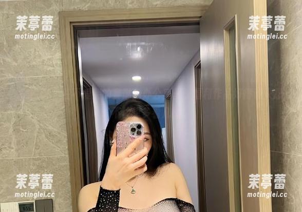 微密圈 - 在不爱笑的赛琳的办公室里，福利作品好得让人忍不住想多看几眼！