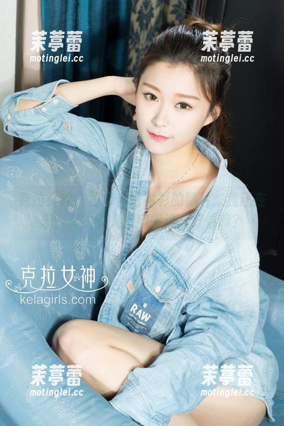克拉女神 - 慕菲穿白衬衫的照片：我还在想，真的有人能穿得这么好看嘛？
