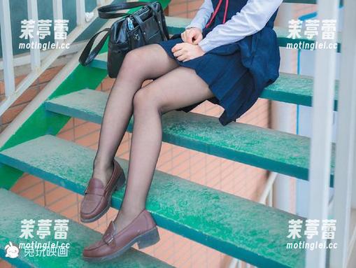 下载兔玩映画的套图，感受小细腿在制服裙下的轻盈舞动！