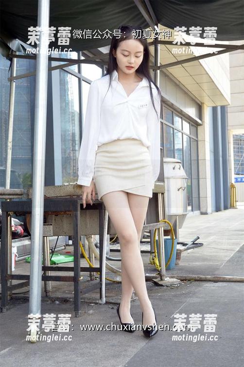 初夏女神 - 这组原图，依依的美腿简直是热点，赶紧分享吧！