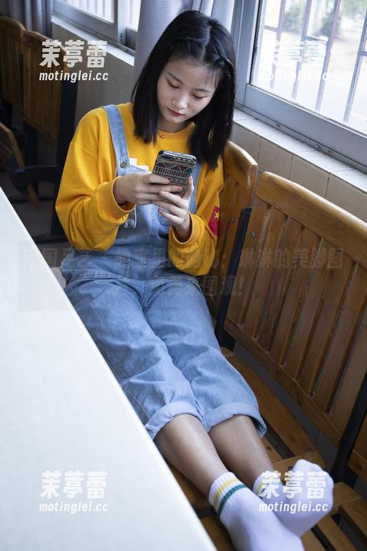 南国足艺 - 教室里的隐秘：琳琳的美脚图片，免费来围观！