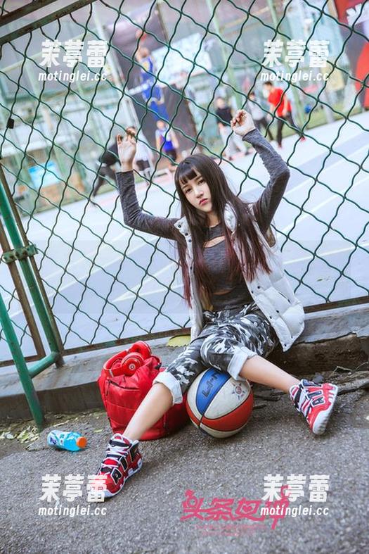 头条女神 - 松果儿的旗袍写真：无圣光特供，别让灯光抢了她的风头！