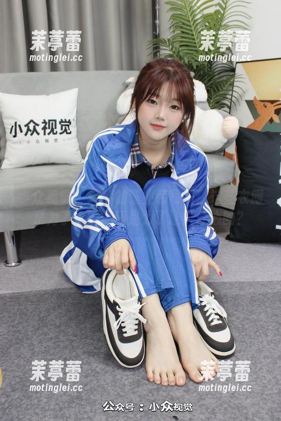 小众视觉 - 玲玲的职业装写真：这些衣服是为了上班，还是为了让人分心的？
