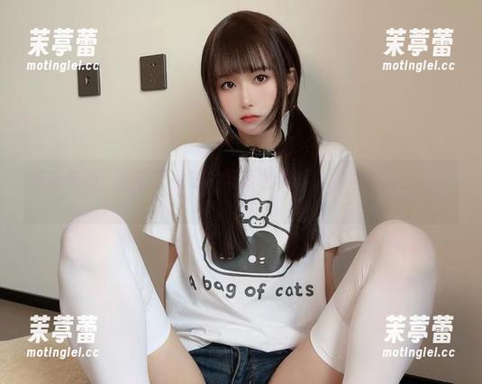 最新视图：在布丁大法的写真世界里，丝袜好像会说话。