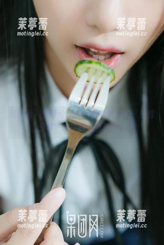 果团网 - 何梦兮Stacy的泳池时光：图库分享，水中游荡的思绪！
