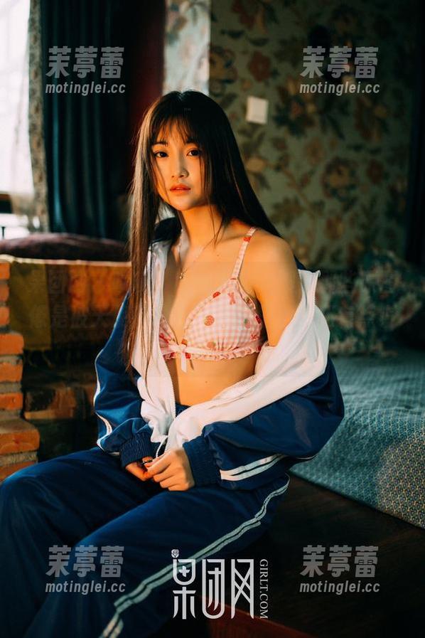 果团网 - 啧啧，小九九的美脚！那些原图像是被天使眷顾过，套图里居然还有点小惊喜！