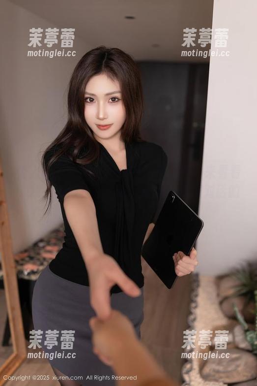 秀人网-小逗逗 秀人网 - 小逗逗的私拍旗袍图包:来看看,我是如何在镜头前与镜头后调皮对话的!