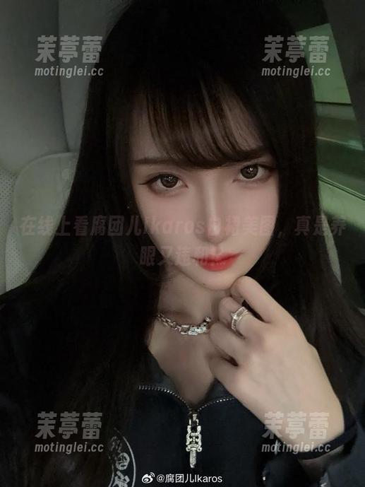 在线上看腐团儿Ikaros白裙美图，真是养眼又违和！
