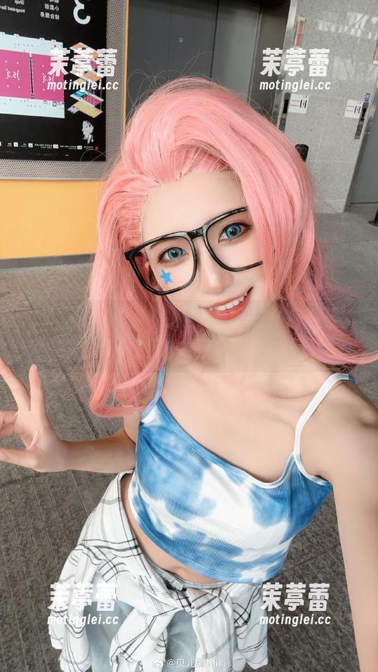 哎呀，快来看看贝儿酱Miki的自拍合集，壁纸里的另一面！