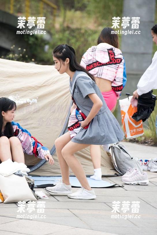 魔镜街拍 - 福利奉上，婷婷的黑丝工作日常，办公室成了拍照的“秀场”！
