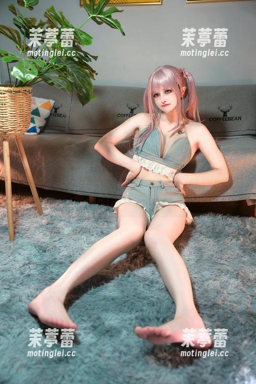 鹿八岁baby高清图集：裹胸短裙的自拍，卷曲的发丝都在欢呼！