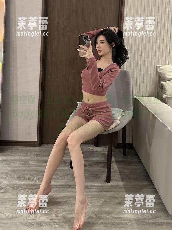 微密圈 - 有没有人跟我一样，看到黎允熙baby的jk红裙就感到生活变得鲜活了？照片不容错过！
